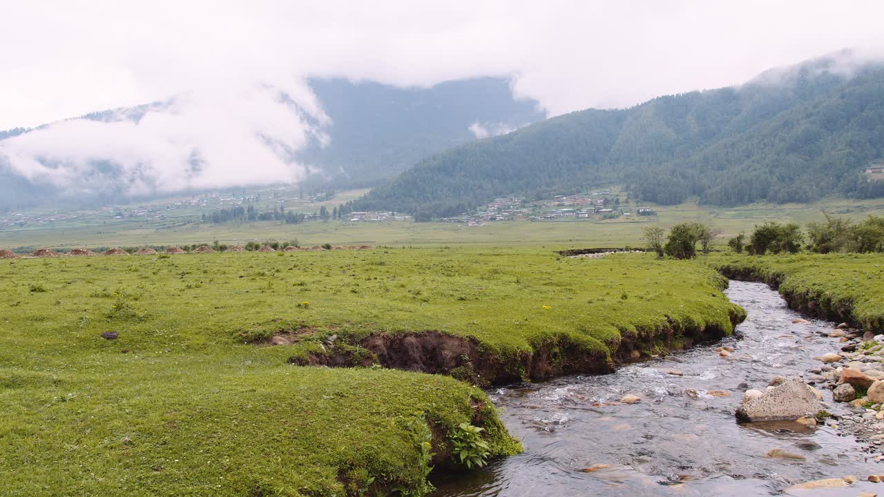 不丹山上的风景，不丹Phobjikha山谷草地上的小溪。视频下载