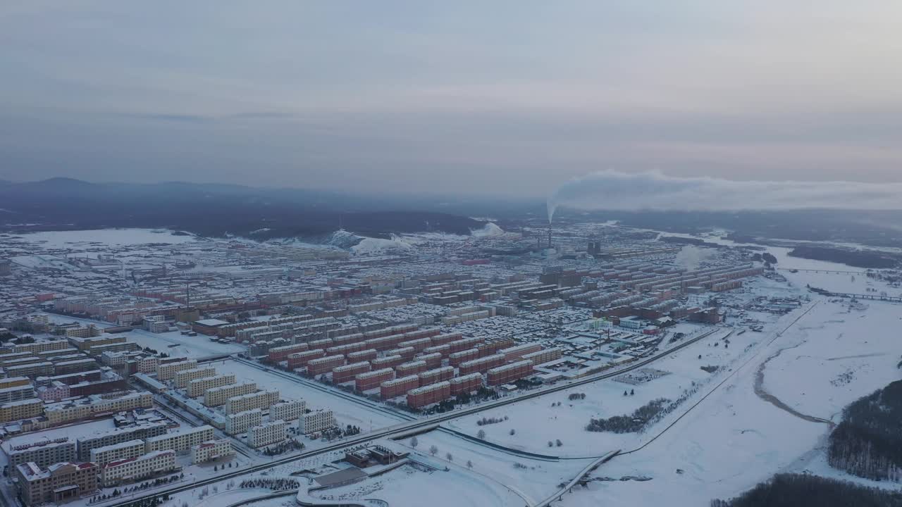 从高角度鸟瞰白雪覆盖的城市视频下载