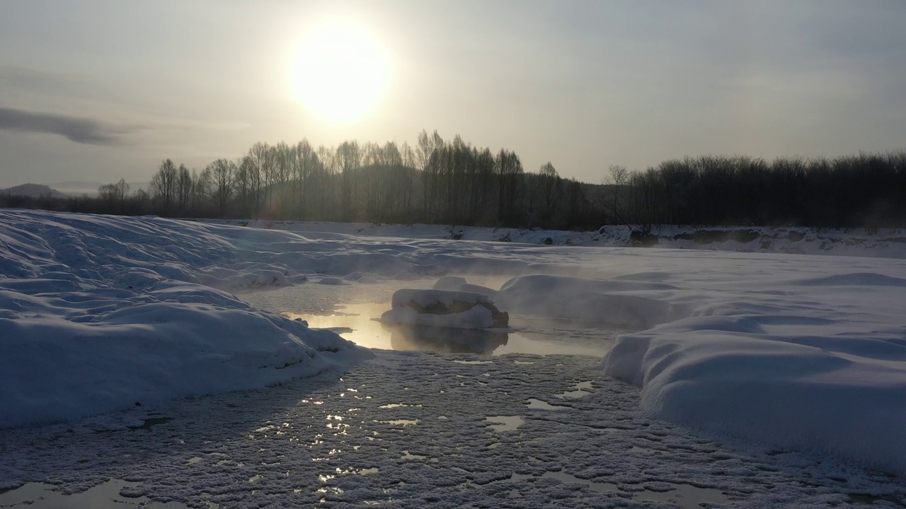 高角度鸟瞰图，白雪覆盖的河流和清晨的雾视频下载