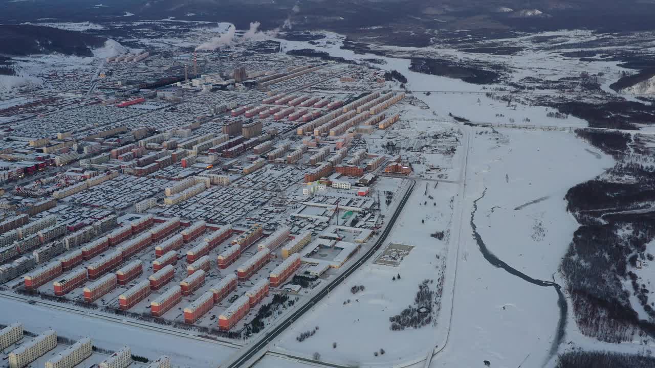 从高角度鸟瞰白雪覆盖的城市视频下载