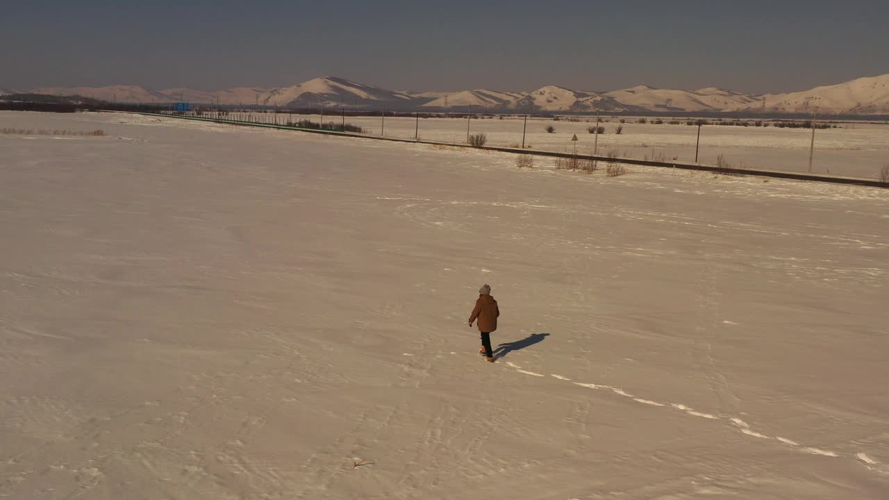 一位男摄影师在雪地里工作视频下载