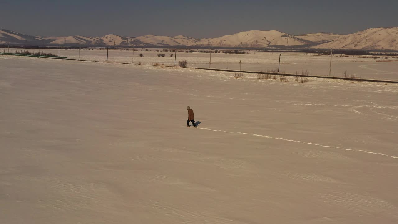 一位男摄影师在雪地里工作视频下载