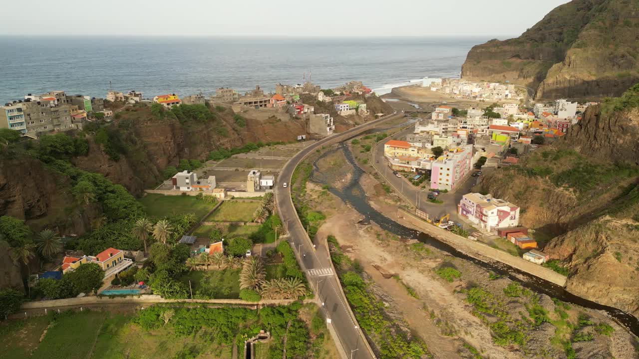 圣安陶，佛得角，非洲- Ribeira Grande镇的完整全景-空中无人机拍摄视频素材