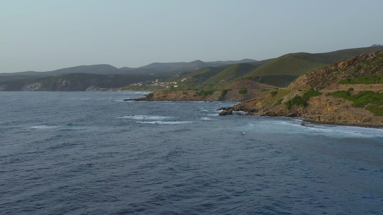 意大利撒丁岛佛得角海岸的无人机全景视频素材