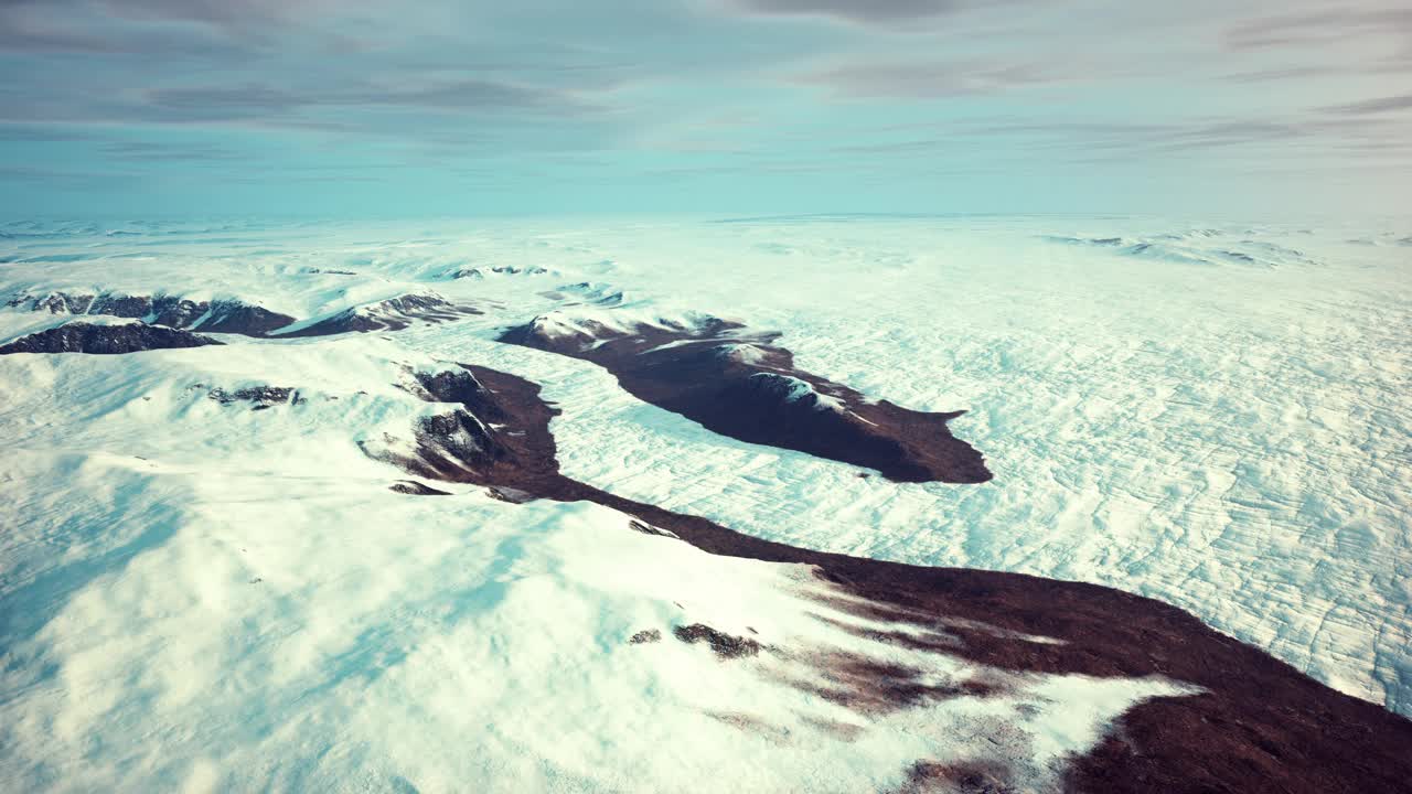 从上面看，令人惊叹的白雪覆盖的山脉视频素材