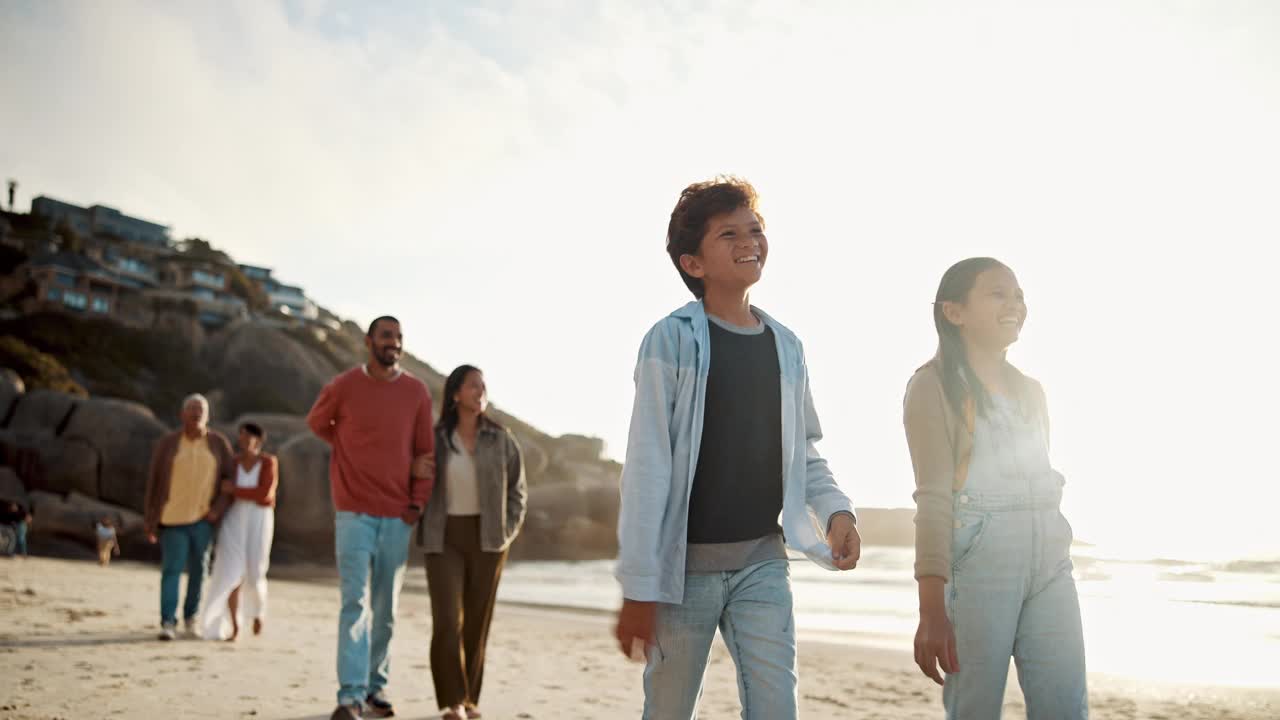 指指点点，孩子们在沙滩上散步，与家人一起在海边度假或旅游。孩子们，手舞足蹈，兴奋地展示天空，并与父母谈论在巴西旅行或冒险的看法视频素材