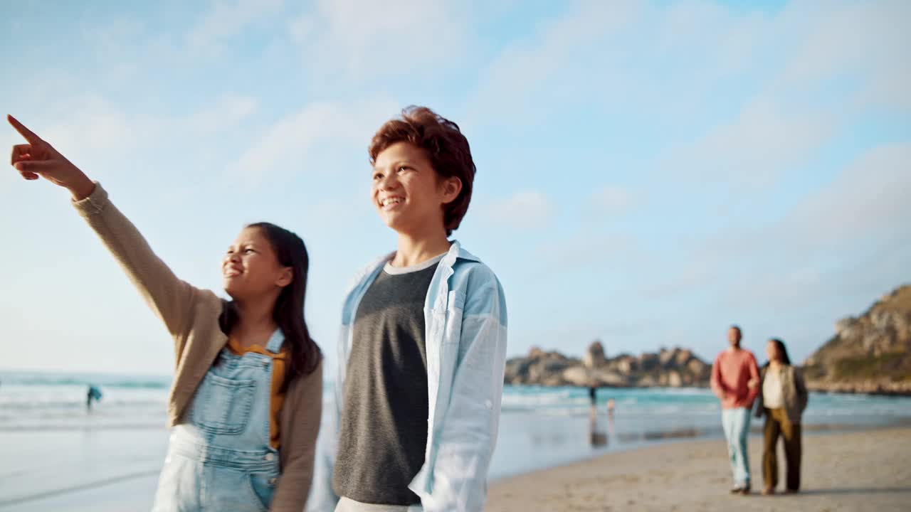 孩子们，在沙滩上指指点点，和家人一起在海边度假或旅游。孩子们，手舞足蹈，兴奋地展示天空，并与父母谈论在巴西旅行或冒险的看法视频素材