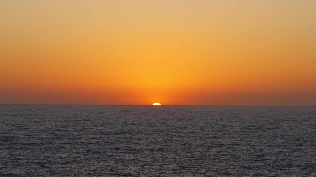 美丽的日落在海上与太阳在地平线上的水与日落的颜色和波浪在地中海上视频素材