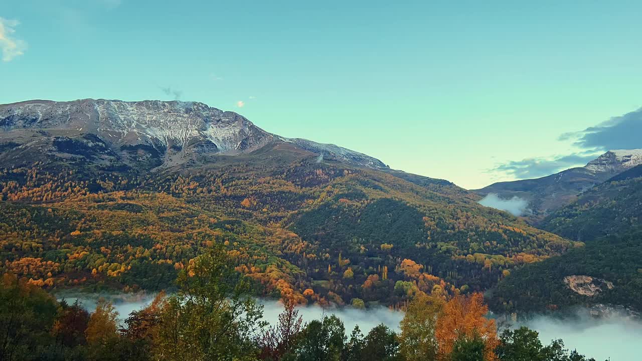 延时拍摄白雪皑皑的比利牛斯山，用神奇的云移动，延时拍摄比利牛斯山，观察雾的动态发挥。视频素材