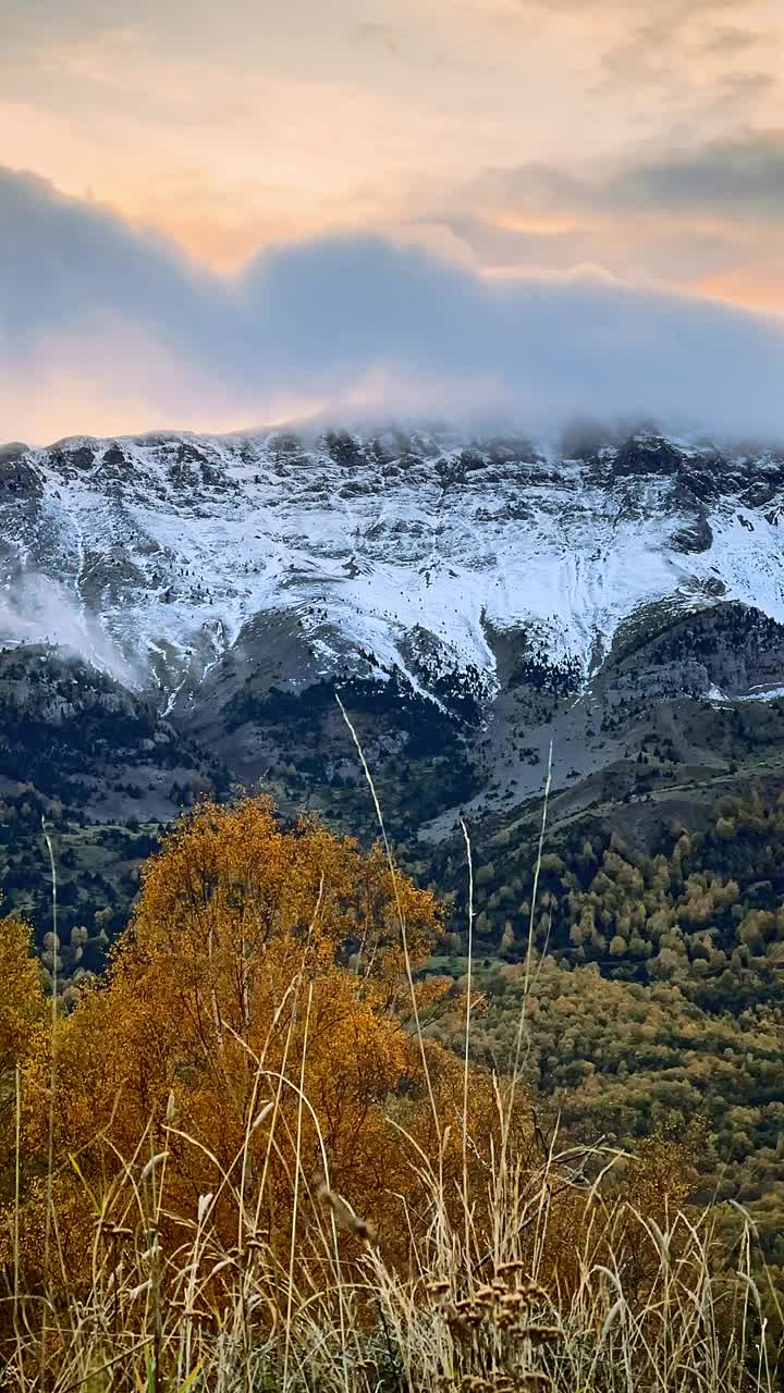 时间流逝的白雪皑皑的比利牛斯带着神奇的云运动，比利牛斯山的时间流逝。视频素材