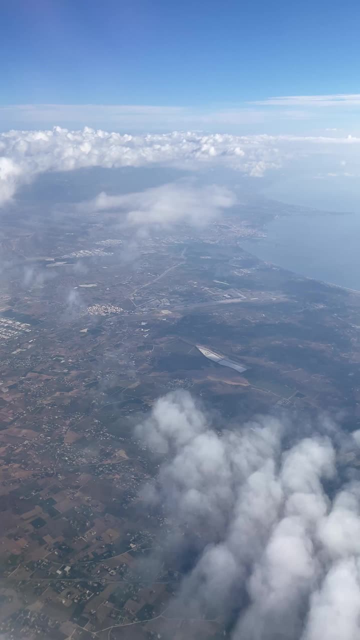 从飞机上看阿利坎特省海岸线景观。晴朗的白天，云层上的景色。西班牙的旅游业。视频下载