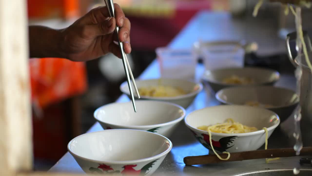 Mie ayam, mi ayam或bakmi ayam印尼语是鸡肉面，字面意思是鸡肉面，是一种常见的印度尼西亚菜，用调味过的黄色小麦面铺上鸡肉丁，视频素材