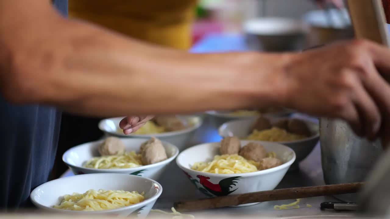 Mie ayam, mi ayam或bakmi ayam印尼语是鸡肉面，字面意思是鸡肉面，是一种常见的印度尼西亚菜，用调味过的黄色小麦面铺上鸡肉丁，视频素材