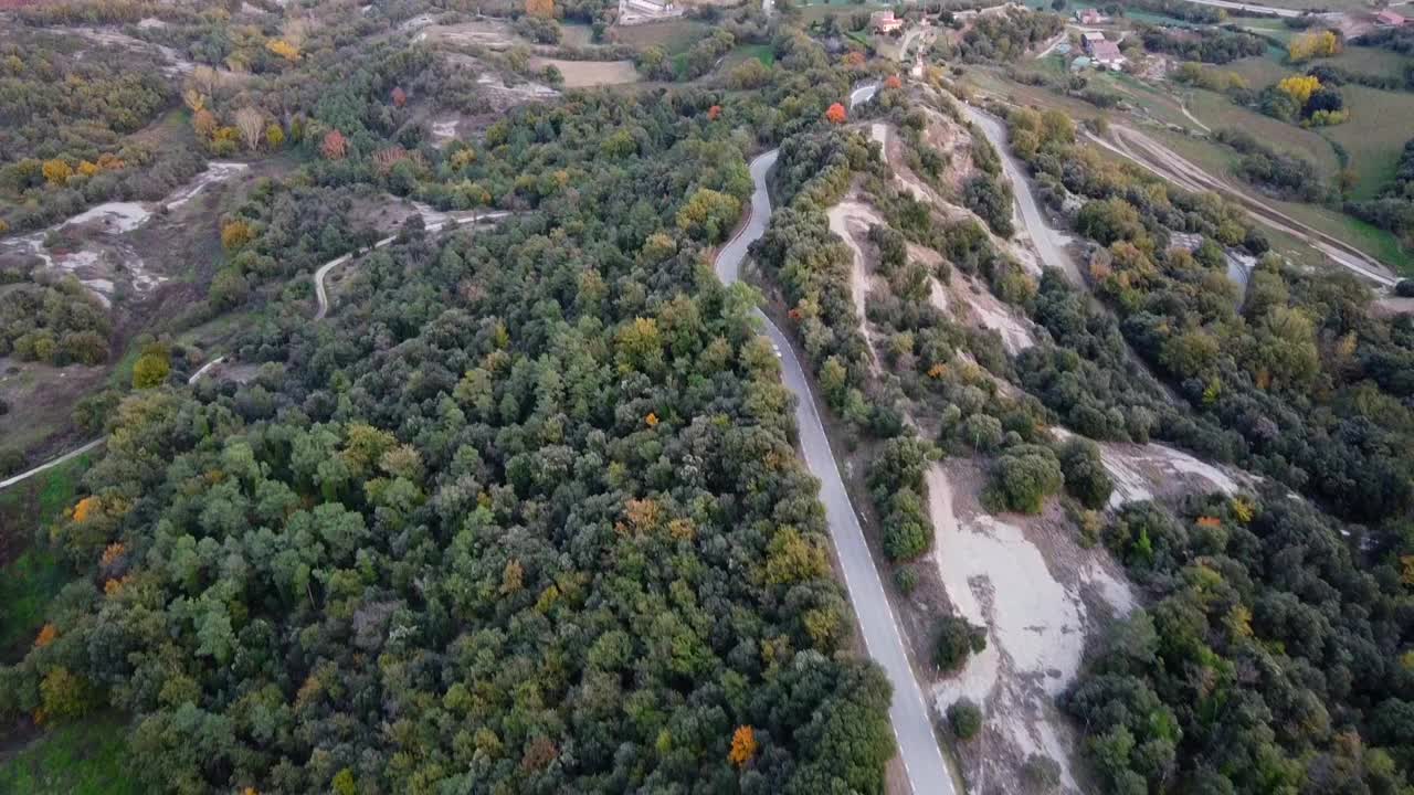 鸟瞰图汽车行驶在欧洲山区公路上的森林视频素材