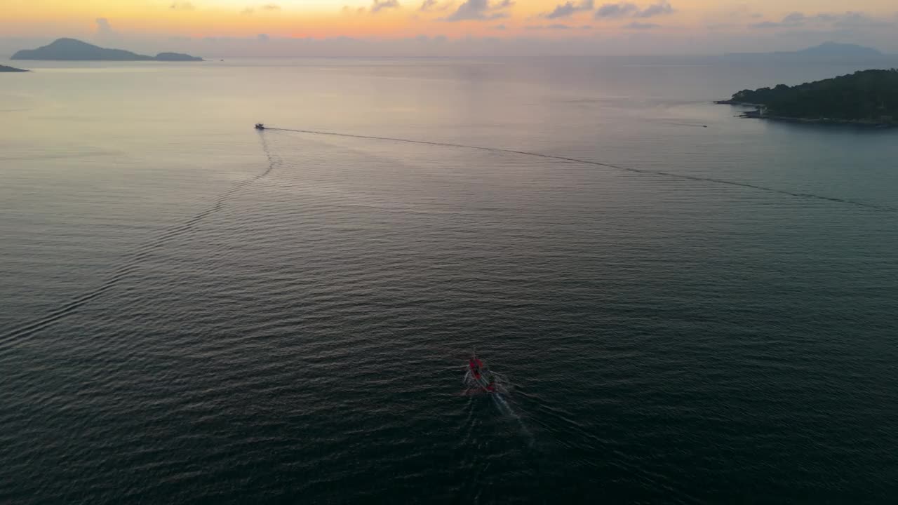 鸟瞰图无人机4k船在海上航行在日出视频素材