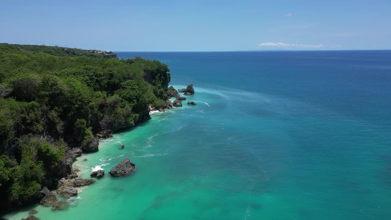 在一个阳光明媚的下午，乌鲁瓦图的海岸景色在大海中呈现出各种蓝色。天线。视频素材