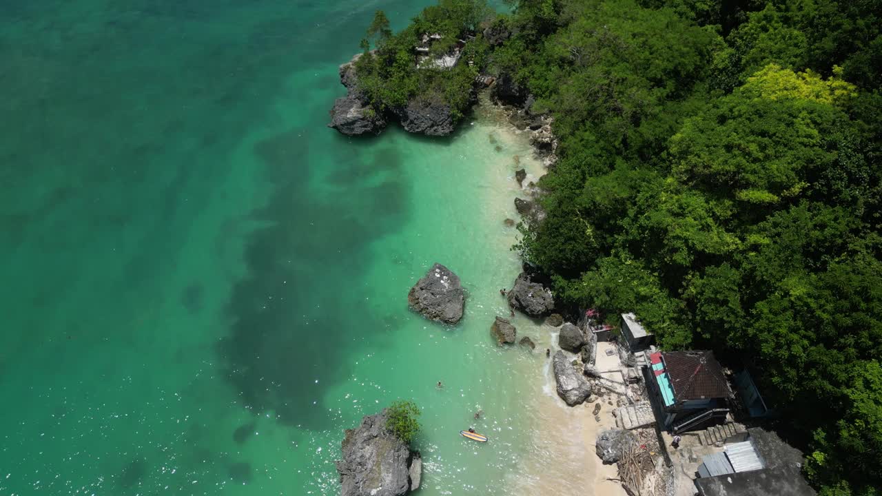 夏日午后，印尼巴厘岛乌鲁瓦图海岸线上晶莹剔透的海水。视频素材