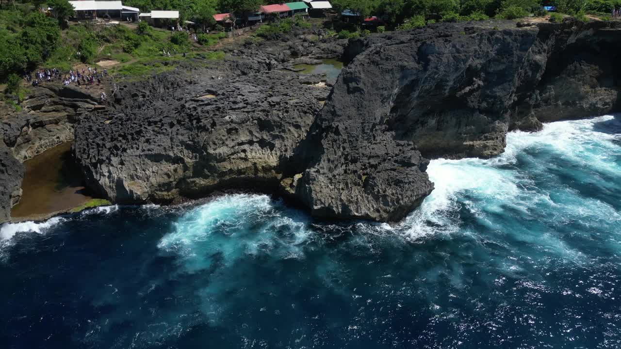 努沙佩尼达岛上的海岸悬崖，海浪汹涌。天线。视频素材