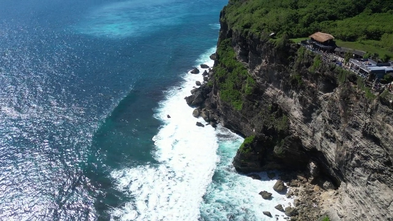 在一个炎热的夏日午后，海浪冲击着印尼巴厘岛的乌鲁瓦图海岸。天线。视频素材