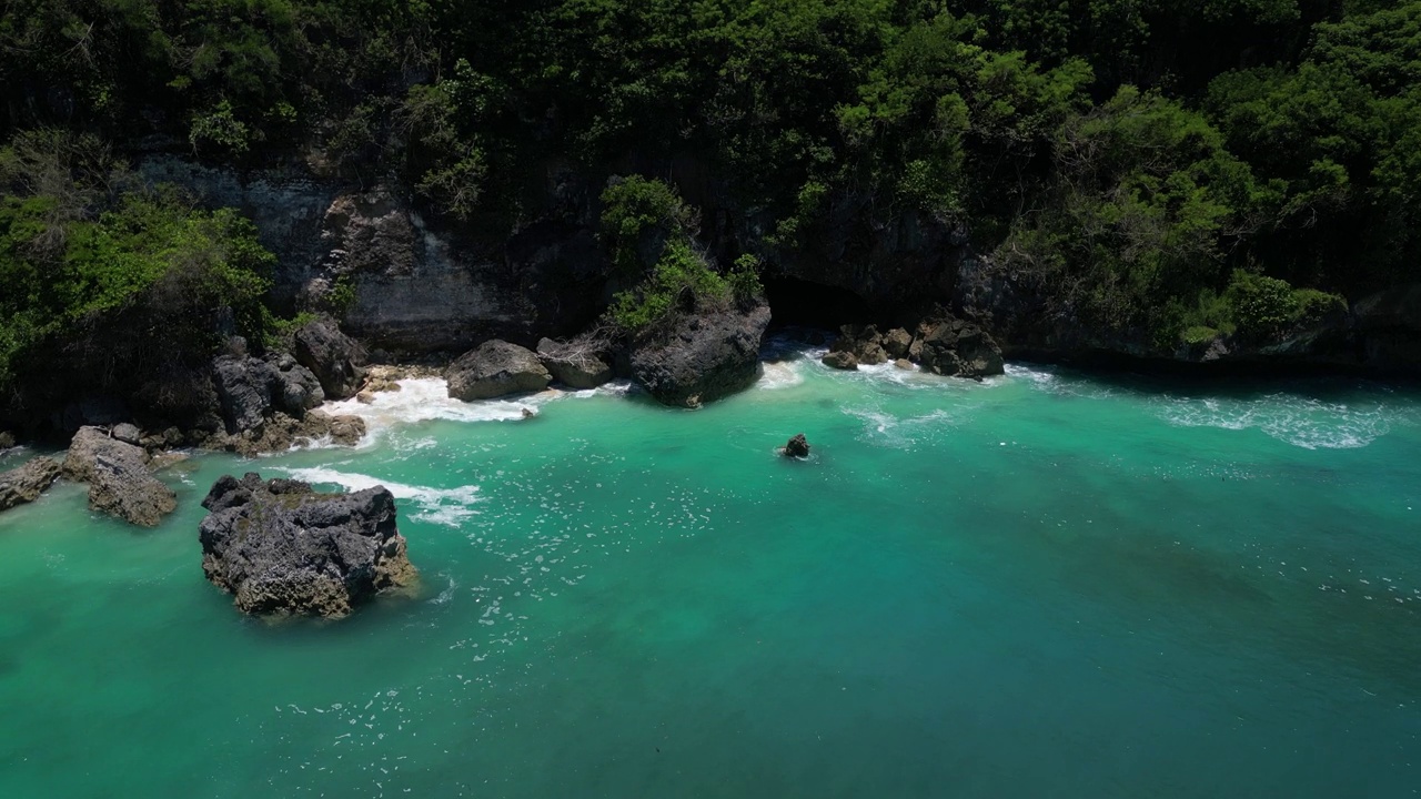 巴厘岛南海岸绿松石般的海水，背后是悬崖和岩石。天线。视频素材