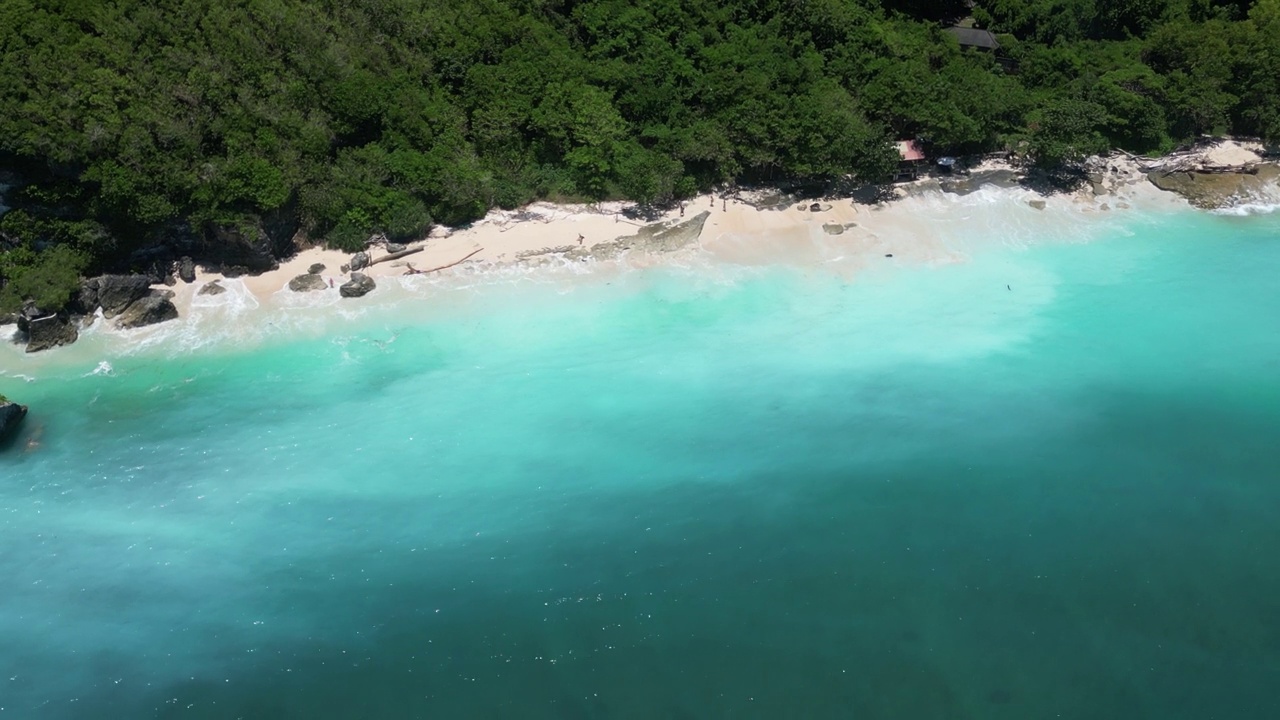 在炎热的夏日里，巴厘岛海岸上乳白色和蓝色的海水。视频素材