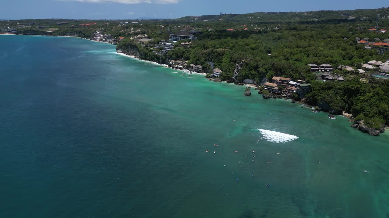 印度尼西亚巴厘岛海岸的海浪和船只。天线。视频素材