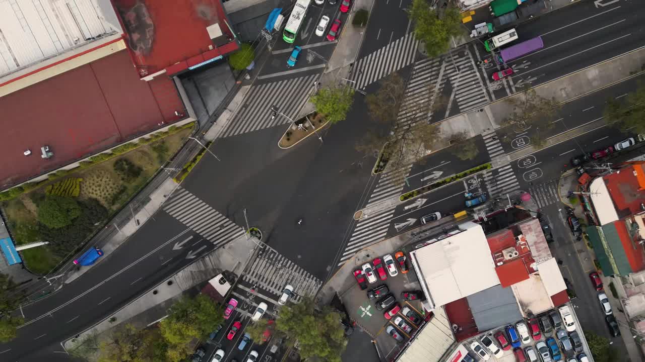 墨西哥城科约阿坎市，大学大道和Copilco混乱的交叉路口视频素材