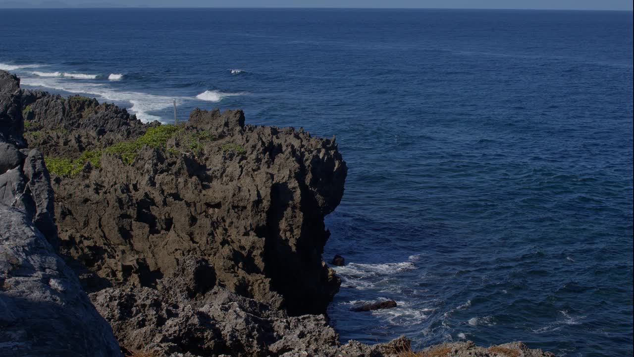 日本Hedo角的海浪冲击着岩石。视频素材