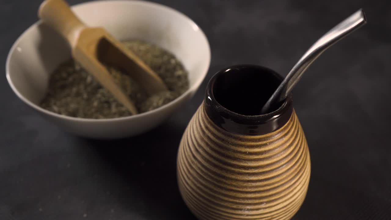 巴拉圭茶。用马黛茶浇热水视频素材