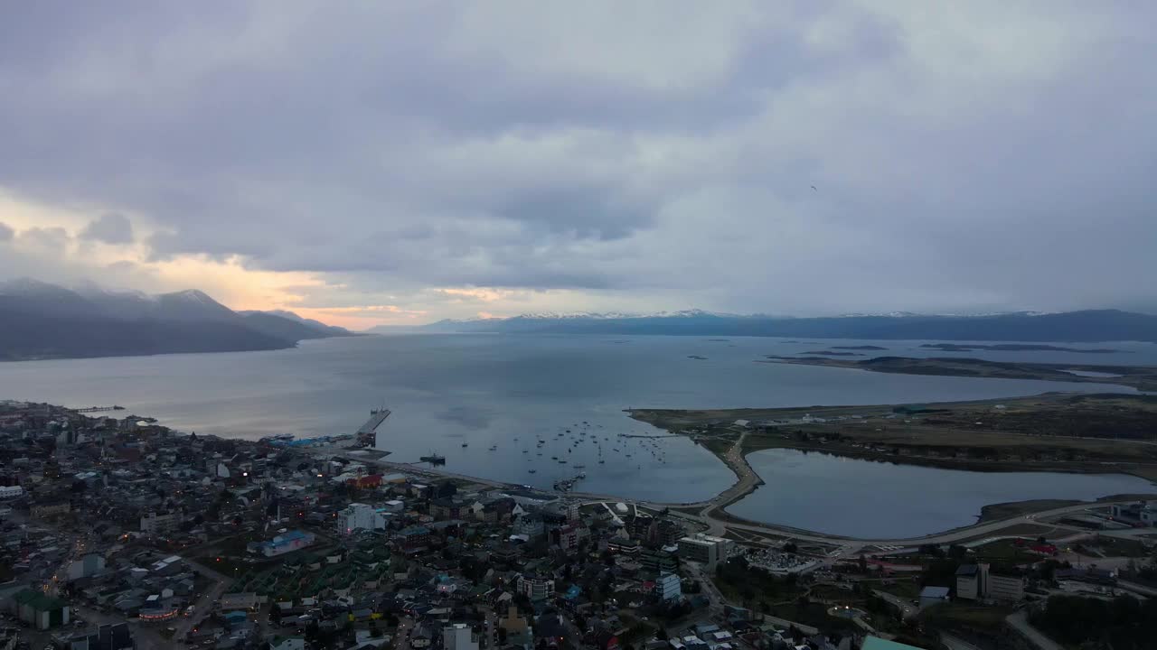 日落时分，无人机在阿根廷乌斯怀亚上空飞向比格尔海峡。视频素材