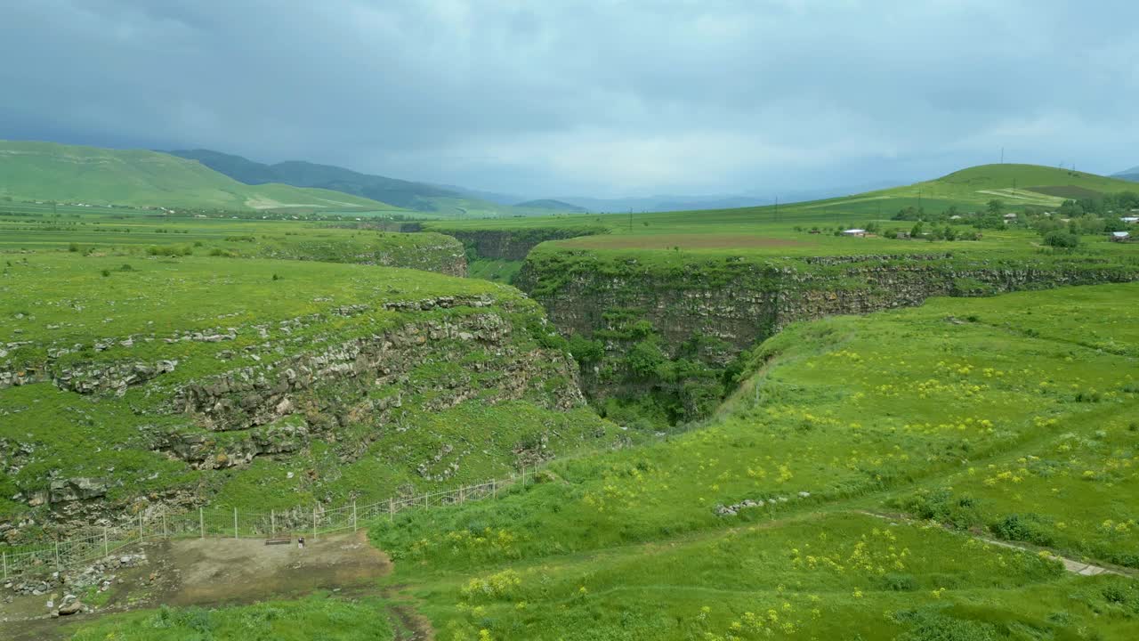 大峡谷陡峭岩壁的鸟瞰图。Dzoraget峡谷。亚美尼亚视频下载