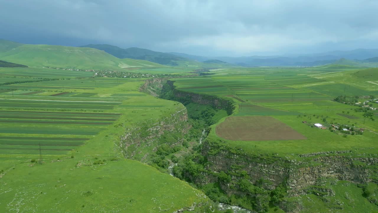 大峡谷陡峭岩壁的鸟瞰图。Dzoraget峡谷。亚美尼亚视频素材