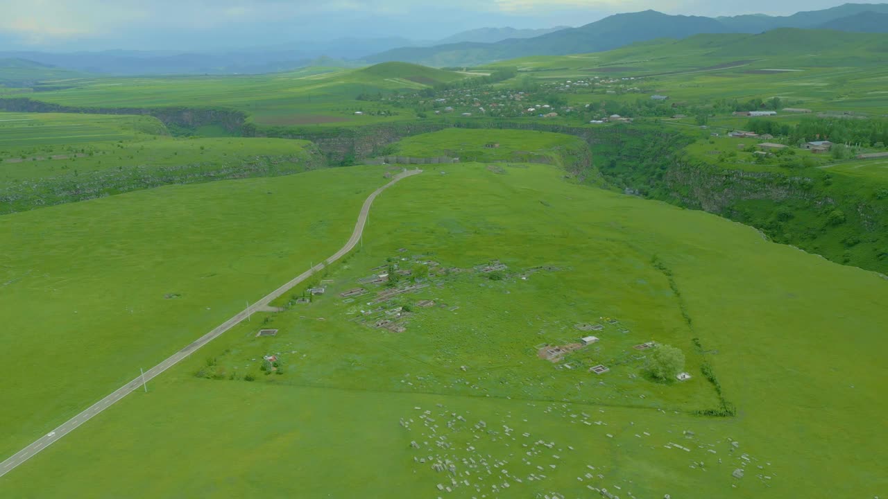 大峡谷陡峭岩壁的鸟瞰图。Dzoraget峡谷。亚美尼亚视频下载