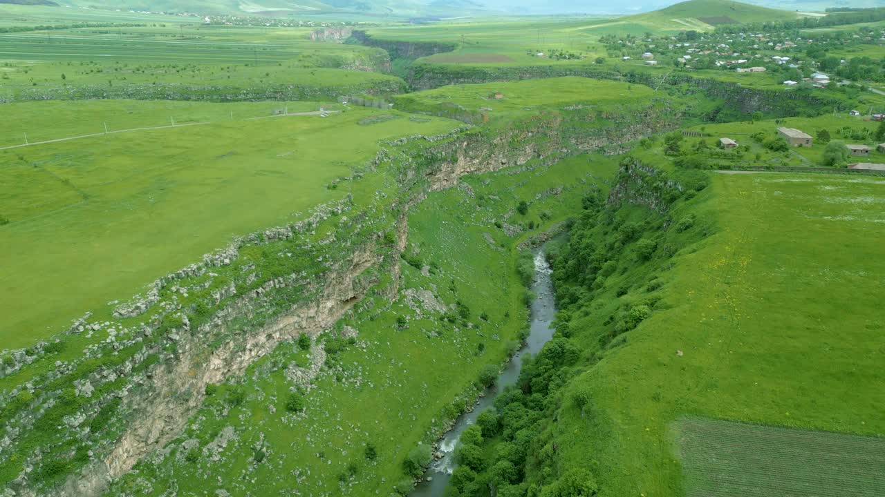 大峡谷陡峭岩壁的鸟瞰图。Dzoraget峡谷。亚美尼亚视频下载