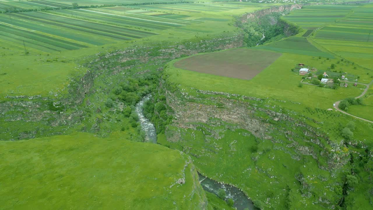 大峡谷陡峭岩壁的鸟瞰图。Dzoraget峡谷。亚美尼亚视频下载