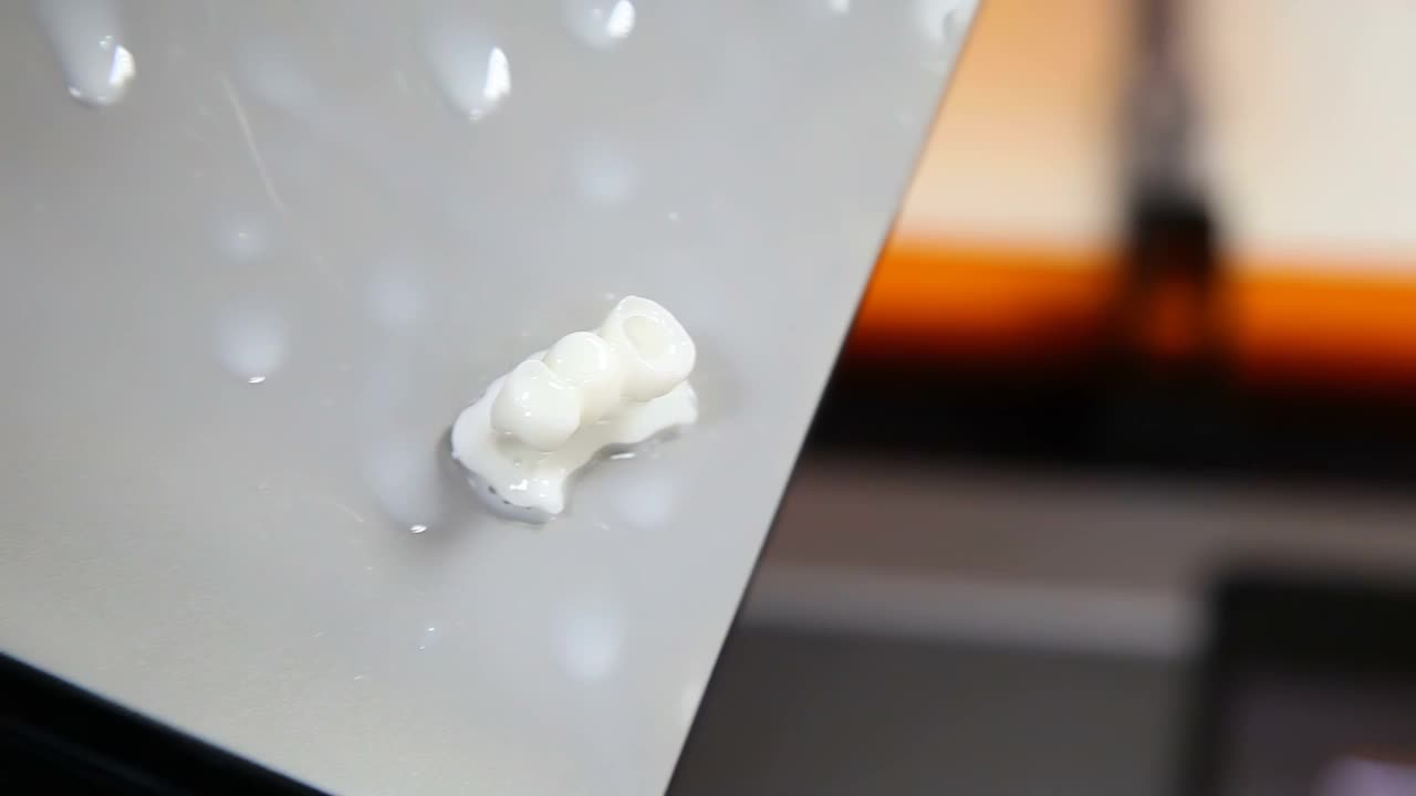 用3D打印机打印牙冠。牙科诊所中陶瓷假牙的制作。种植用陶瓷牙冠。视频素材