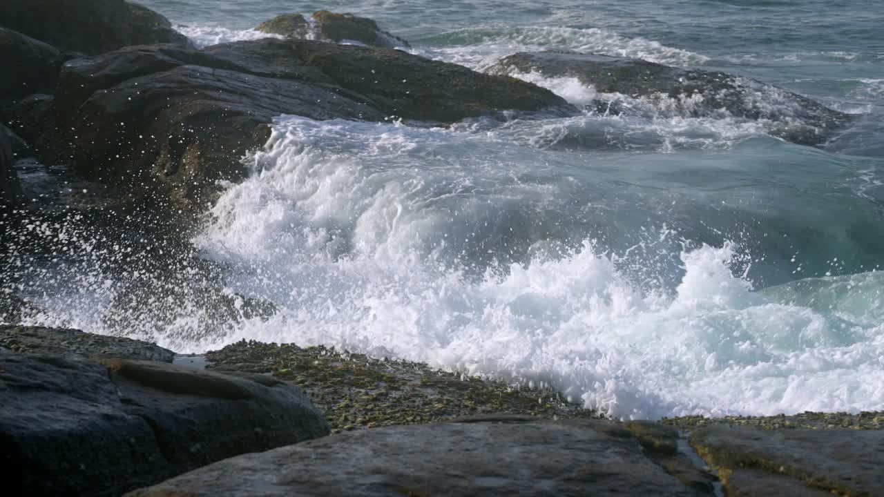 海浪猛烈撞击岩石海岸的序列。动感海景，展现大自然的力量，海边元素在运动。海岸景观，水在巨石上喷溅。视频素材