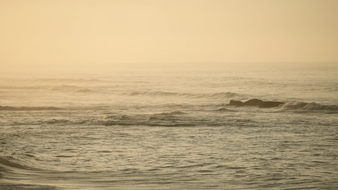 黄金时段阳光沐浴印度洋，宁静的海浪轻轻翻腾，宁静的海景。非常适合旅行，放松，自然和无人机镜头。健康、冥想应用的理想背景视频素材