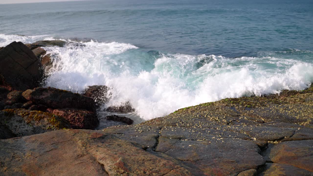 海浪冲击着岩石海岸，浪花在空中升起。沿海的海景风光，自然的活力，动态的运动，宁静的海上瞬间。令人叹为观止的海岸美景，纯净，未被破坏的自然。视频素材