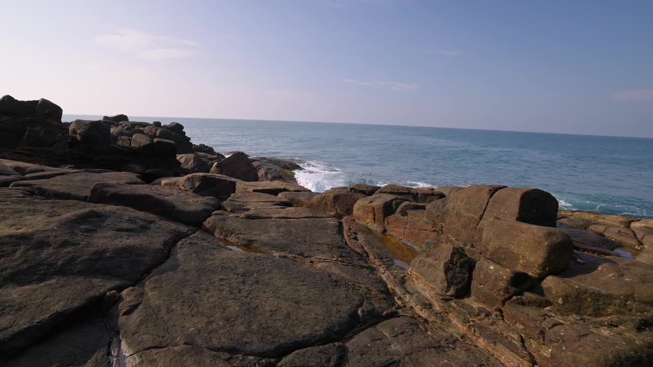 海浪拍打海岸。海浪拍打着巨石，宁静的大自然。海浪拍打岩石海岸线，海岸美景，景色宁静。自然海景，流水运动。理想的电影，纪录片，冥想。视频素材