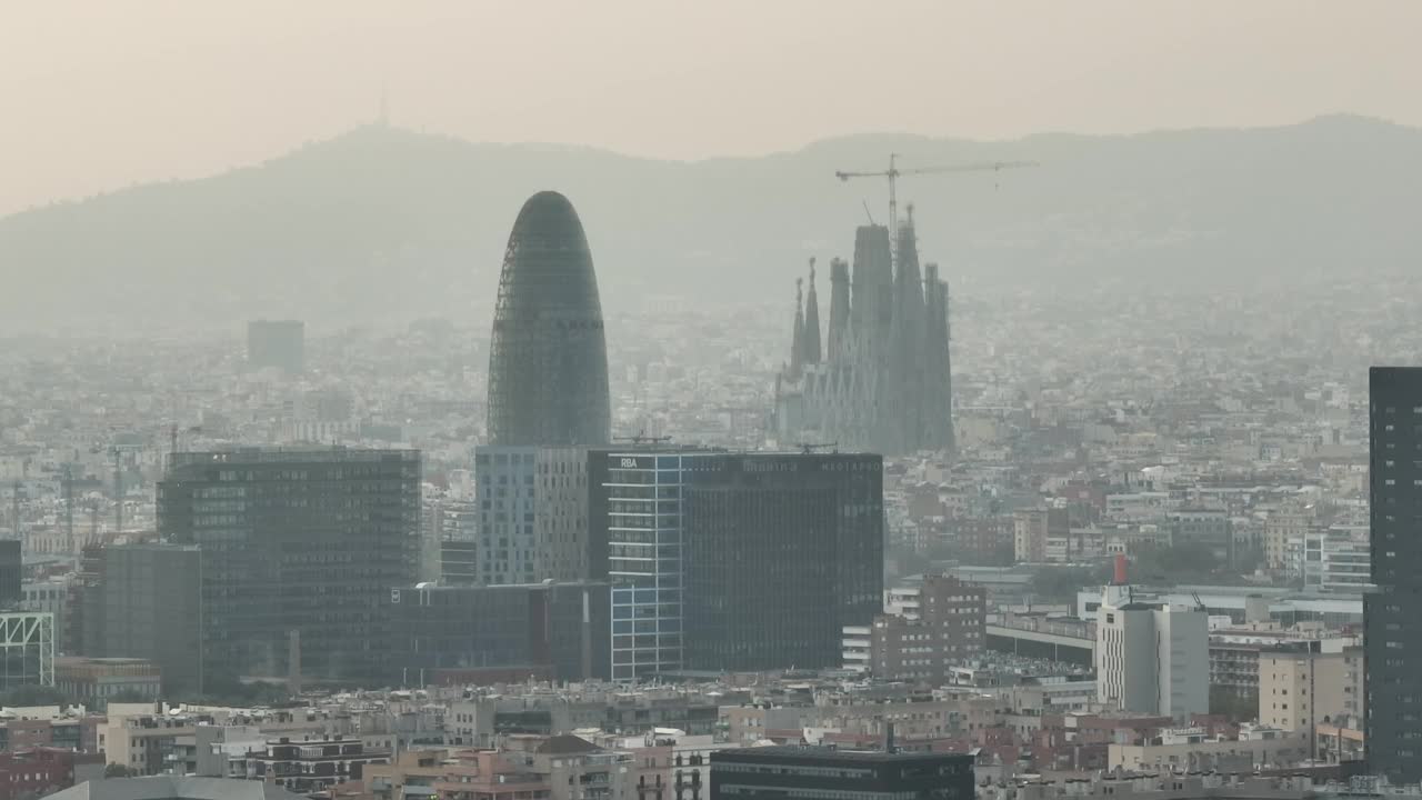 白天烟雾巴塞罗那市最著名的建筑航拍全景4k西班牙视频素材