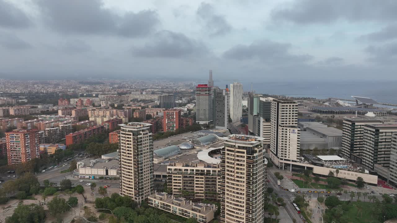 多云天巴塞罗那城市现代商场外部交通街道海湾航拍全景4k西班牙视频素材