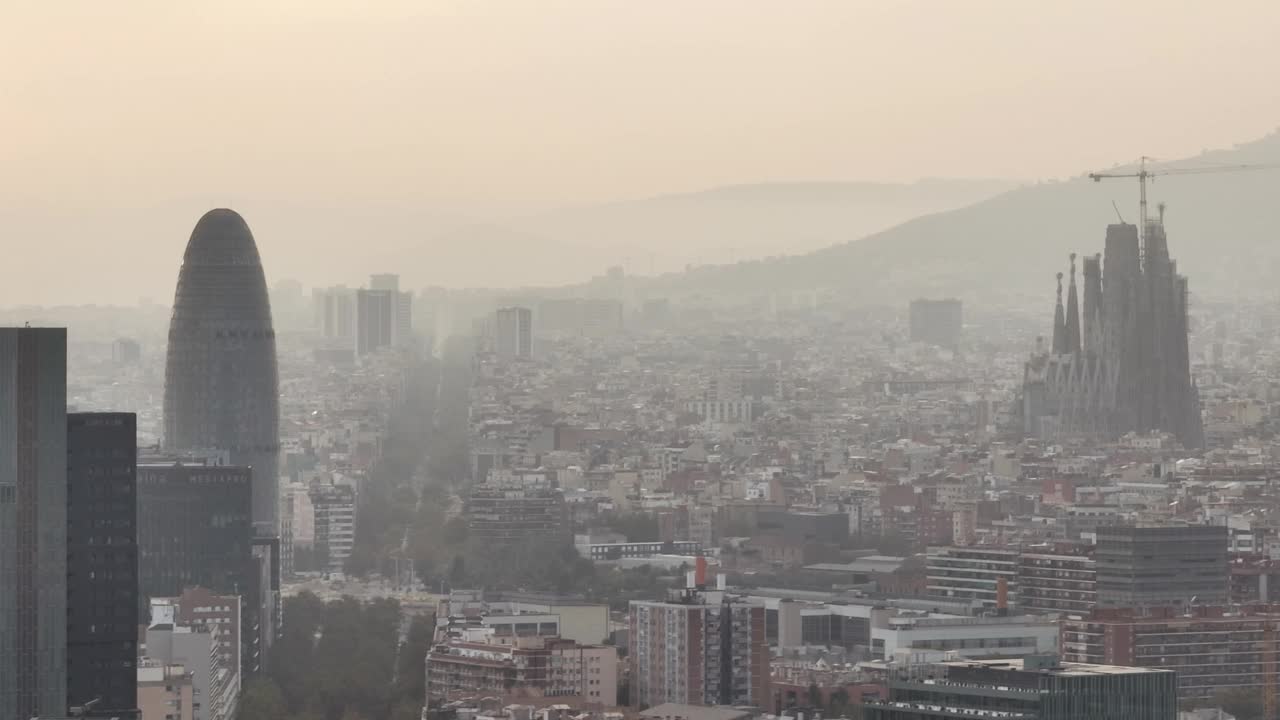 白天烟雾巴塞罗那市最著名的塔和大教堂航拍全景4k西班牙视频素材