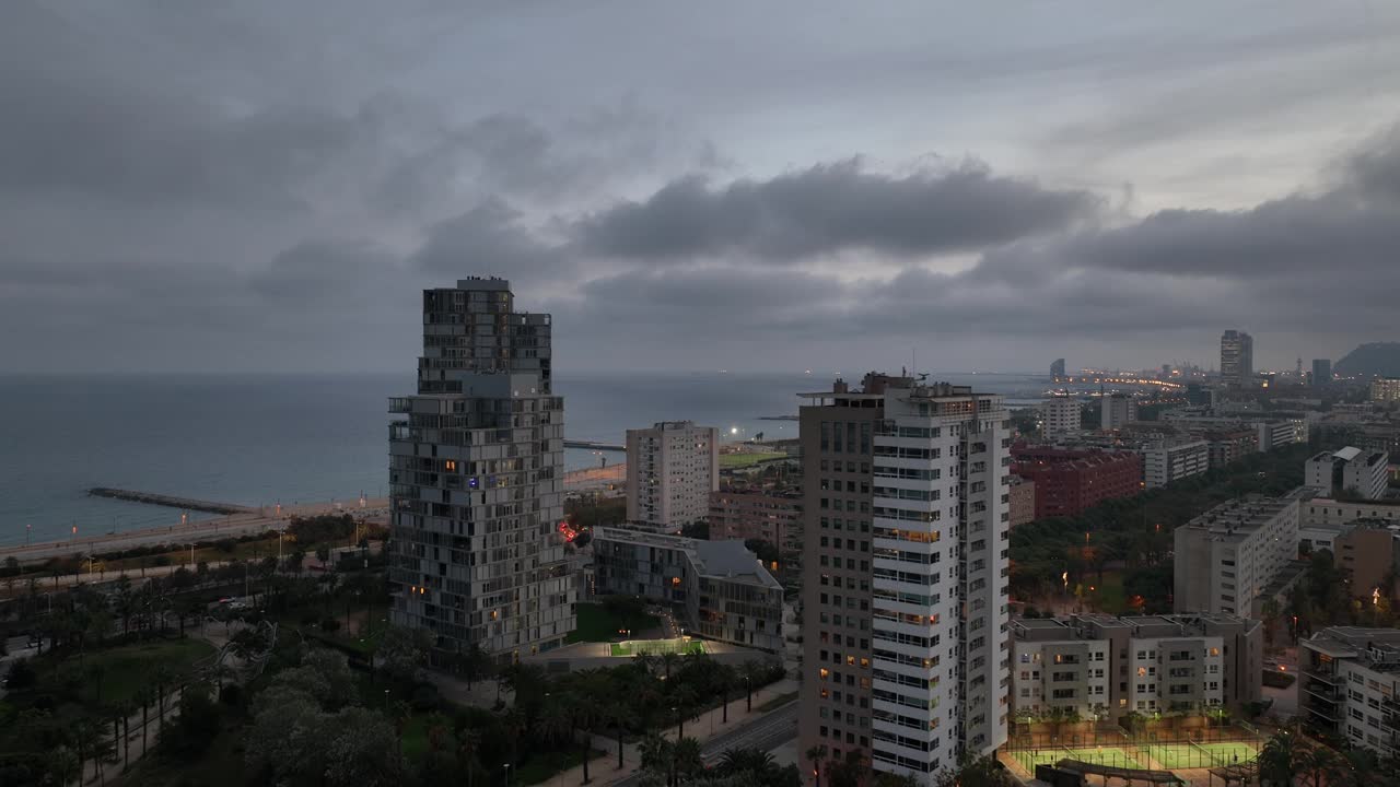 暮色照明巴塞罗那城市生活街区海滩海湾航拍全景4k西班牙视频素材