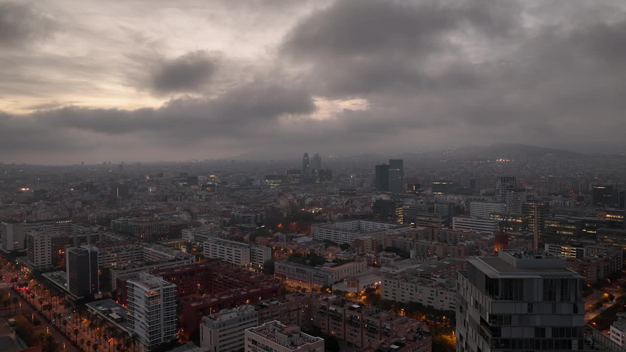 日落之夜照明巴塞罗那市中心最著名的建筑区航拍全景4k西班牙视频素材