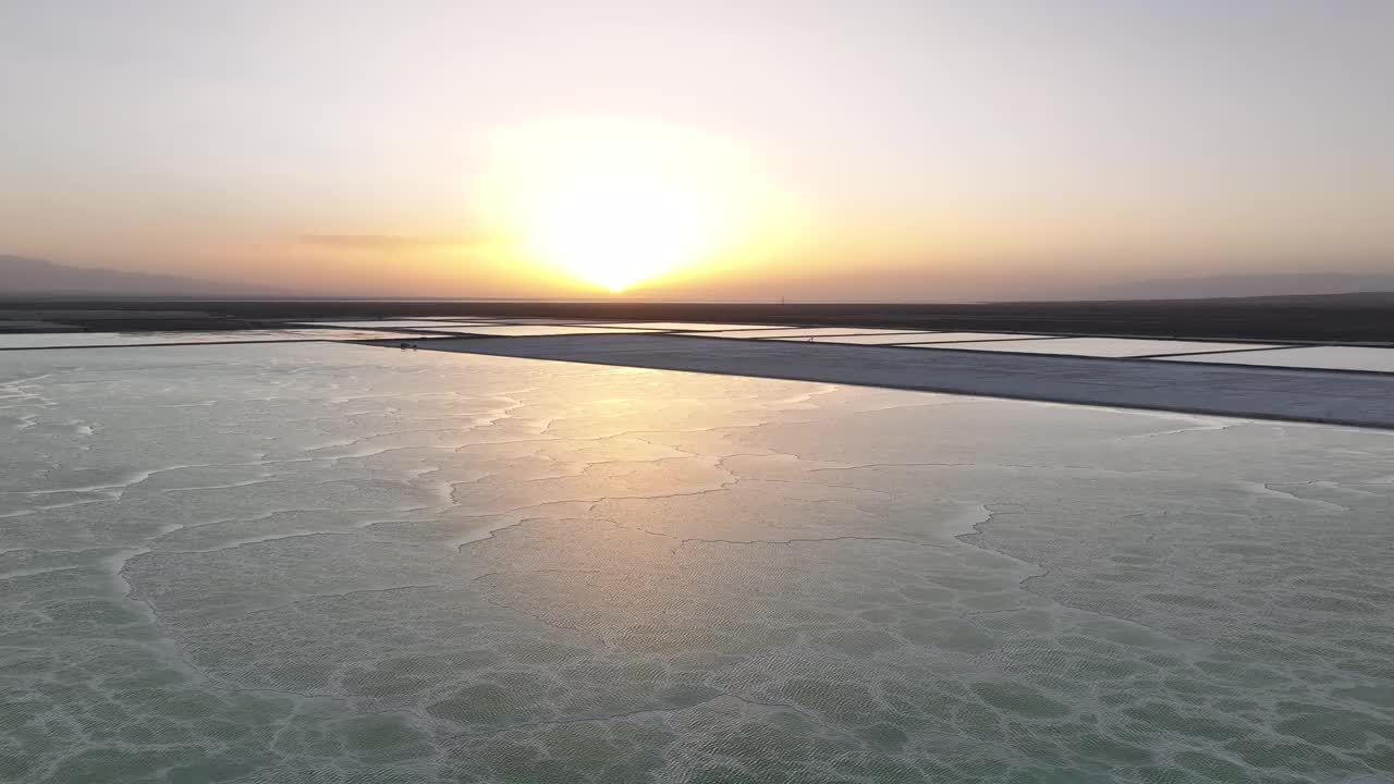 夕阳下平静的湖面视频素材