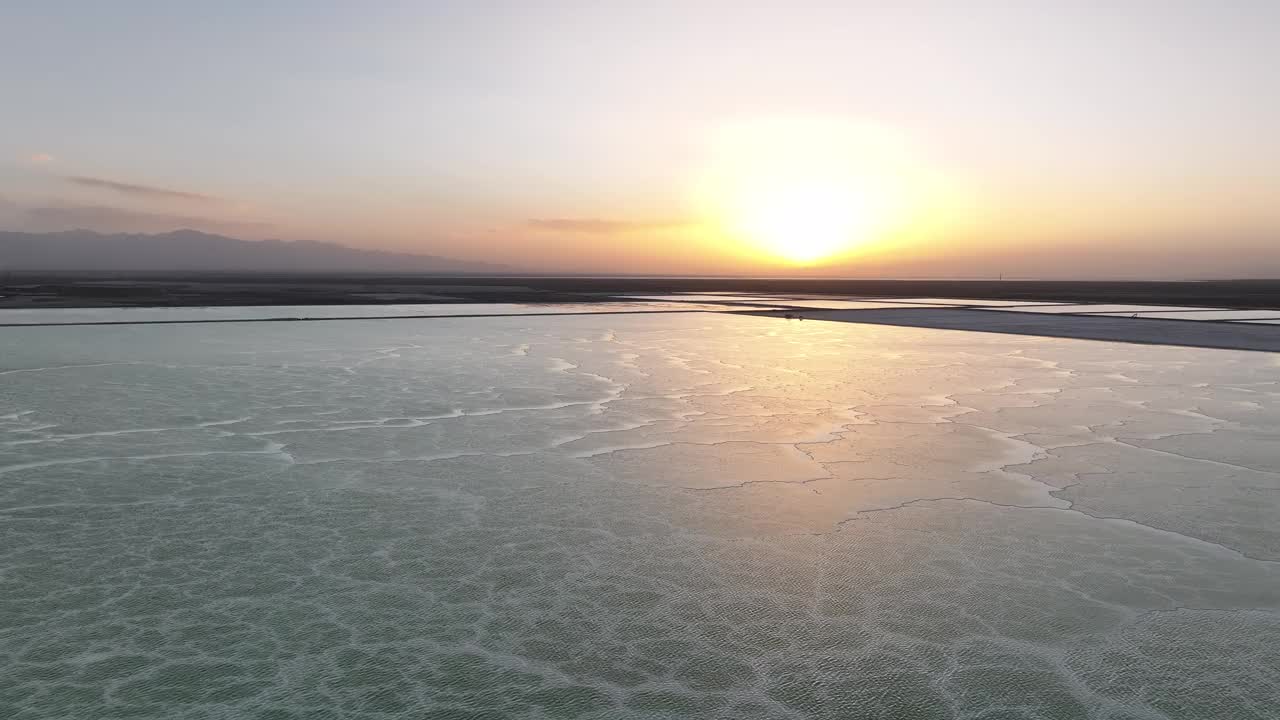 夕阳下平静的湖面视频素材