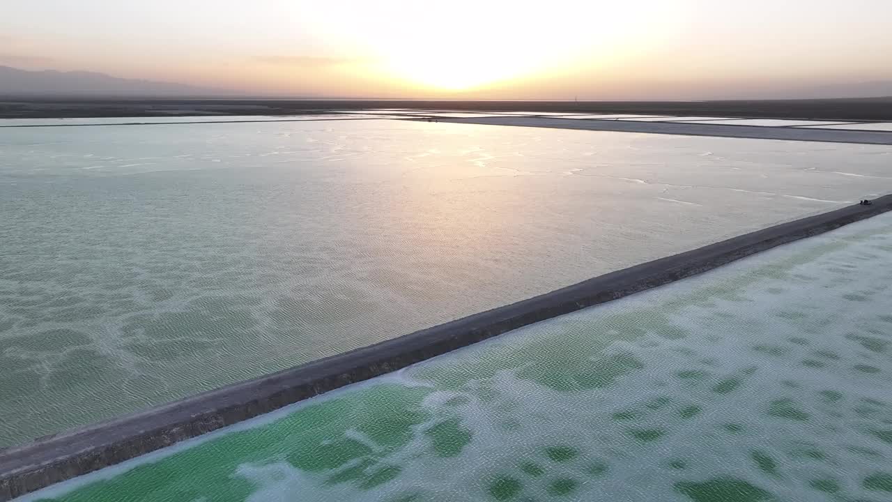 夕阳下平静的湖面视频素材