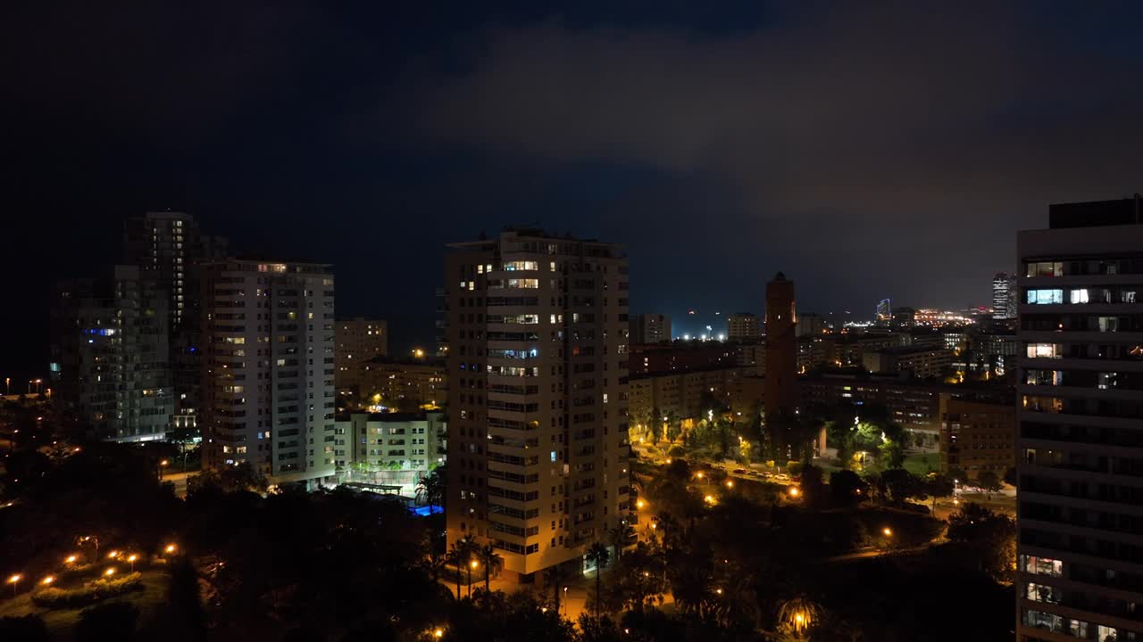 夜间照亮巴塞罗那市住宅公寓大楼航拍全景4k西班牙视频素材