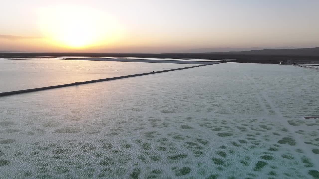 夕阳下平静的湖面视频素材